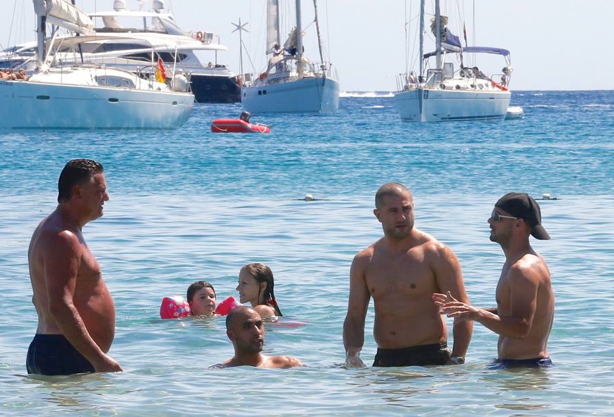 Il calciatore Wesley Sneijder con gli amici fa il bagno a Ibiza, Spagna (Olycom) 